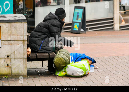 Bournemouth, Dorset, UK. 19 février 2018. Sans-abri dans Old Christchurch Road à Bournemouth dans le Dorset. Crédit photo : Graham Hunt/Alamy Live News. Banque D'Images