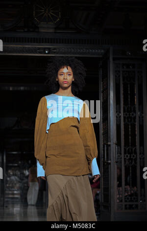 Un modèle de conception en vedette par Soe Jakarta lors de la London Fashion Week AW18 Scout/Fashion, le 19 février 2018. Londres, Angleterre. Banque D'Images