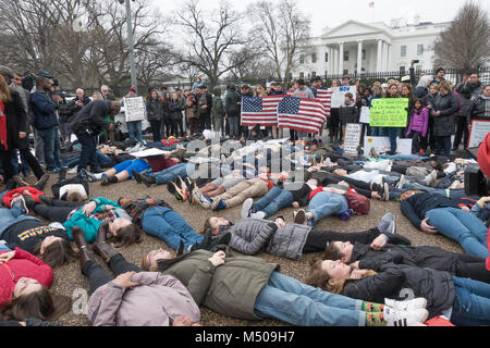 Washington, DC, USA. 19 Février, 2018. Les manifestants en face de la Maison Blanche du gouvernement de protester contre l'inaction de longue date sur le contrôle des armes à feu, à la suite d'un tireur dans une école secondaire du sud de la Floride par un ancien étudiant, 19 ans, qui avait Cruz Nikolas acheté légalement un fusil d'assaut AR-15, qu'il a utilisé pour tuer 17 étudiants et de nombreuses plaies d'autres. Bob Korn/Alamy Live News Banque D'Images