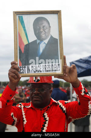 Harare, Zimbabwe. Feb 19, 2018. Un supporter est titulaire d'une photo de la fin de l'opposition zimbabwéenne Morgan Tsvangirai lors d'une cérémonie de funérailles publiques à Harare, Zimbabwe, le 19 février, 2018. La cérémonie funéraire public a eu lieu lundi pour Morgan Tsvangirai qui est mort en Afrique du Sud la semaine dernière, après une longue bataille contre le cancer. Credit : Shaun Jusa/Xinhua/Alamy Live News Banque D'Images