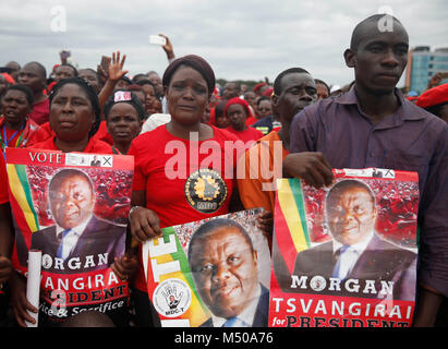 Harare, Zimbabwe. Feb 19, 2018. Tenir les supporters photos de la fin de l'opposition zimbabwéenne, Morgan Tsvangirai, leader du public au cours d'une cérémonie funéraire à Harare, Zimbabwe, le 19 février, 2018. La cérémonie funéraire public a eu lieu lundi pour Morgan Tsvangirai qui est mort en Afrique du Sud la semaine dernière, après une longue bataille contre le cancer. Credit : Shaun Jusa/Xinhua/Alamy Live News Banque D'Images