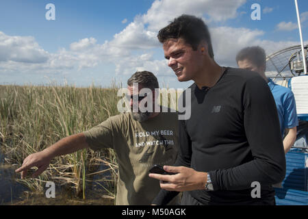 Weston, Floride, USA. Feb 18, 2018. Grand Tennis Milos Raonic (CAN) prend un voyage à l'Sawgrass Recreational Park avant de jouer à l'ATP Champions Tour 2018 tenue à l'Delray Beach Tennis Center le 18 février 2018 à Weston, en Floride. Credit : Hoo Punch/Me.Com/Media Alamy Live News Banque D'Images