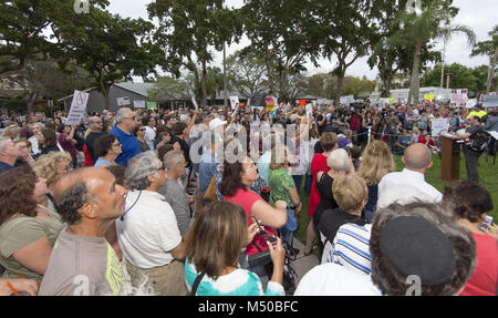Delray Beach, FL, USA. Feb 19, 2018. Delray Beach, FL - 19 février : des centaines se sont réunis pour protester contre la vente de fusils d'assaut dans le sillage de la prise de vue d'un parc à l'Hôtel de ville dans la région de Delray Beach, FL. Crédit : Andrew Patron/Zuma Wire Crédit : Andrew Patron/ZUMA/Alamy Fil Live News Banque D'Images