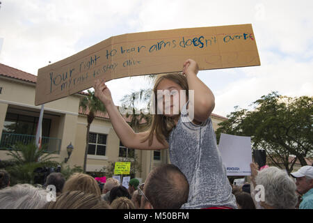 Delray Beach, FL, USA. Feb 19, 2018. Delray Beach, FL - 19 février : des centaines se sont réunis pour protester contre la vente de fusils d'assaut dans le sillage de la prise de vue d'un parc à l'Hôtel de ville dans la région de Delray Beach, FL. Crédit : Andrew Patron/Zuma Wire Crédit : Andrew Patron/ZUMA/Alamy Fil Live News Banque D'Images