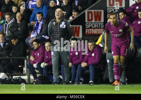 Wigan Athletic Manager Paul Cook au cours de la FA Cup cinquième ronde match entre Manchester City et Wigan Athletic au DW Stadium le 19 février 2018 à Wigan, Angleterre. (Photo de Daniel Chesterton/phcimages.com) Banque D'Images