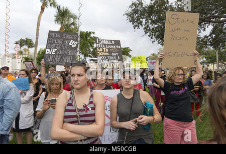 Delray Beach, Florida, USA. 19 Février, 2018. Des centaines se sont réunis pour protester contre la vente de fusils d'assaut dans le sillage de la prise de vue d'un parc à l'Hôtel de ville dans la région de Delray Beach, FL Personnes : Atmosphère tempêtes Crédit : Media Group/Alamy Live News Banque D'Images