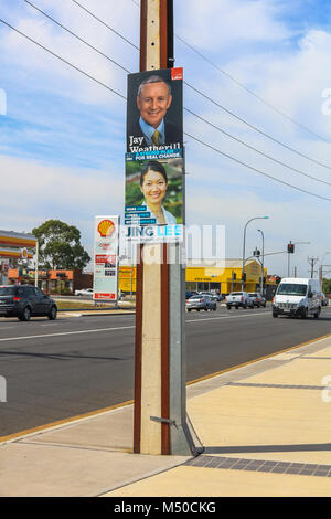 Adelaide Australie 20 février 2018. Les affiches de la campagne qui représentent les candidats des divers partis politiques sont attachés à des poteaux entre les districts d'Adélaïde pour l'élection d'état d'Australie du Sud qui va élire les membres à la 54e Parlement de l'Australie le 17 mars 2018. Credit : amer ghazzal/Alamy Live News Banque D'Images