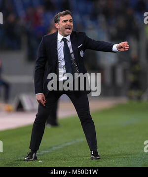 Rome, Italie. Feb 19, 2018. Vérone entraîneur en chef Fabio Pecchia lors d'une série de gestes un match de football entre le Latium et Vérone à Rome, Italie, le 19 février, 2018. Lazio a gagné 2-0. Credit : Alberto Lingria/Xinhua/Alamy Live News Banque D'Images