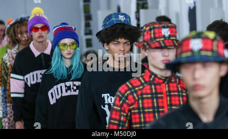 Londres, Royaume-Uni. Feb 19, 2018. La piste de marche des modèles à l'Nicopanda afficher lors de la London Fashion Week Février 2018 à BFC Voir l'espace. Credit : Rahman Hassani/SOPA/ZUMA/Alamy Fil Live News Banque D'Images