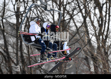 Pyeongchang, Corée. Feb 20, 2018. Ester Ledecka snowboarder tchèque (centre), de son père, la chanteuse tchèque, Janek Ledecky (à gauche) et sa mère Zuzana Ledecka (à droite) sont vues avant la session de formation du slalom géant parallèle dans le Jeux Olympiques d'hiver de 2018 à Pyeongchang, Corée du Sud, le 20 février 2018. Credit : Michal Kamaryt/CTK Photo/Alamy Live News Banque D'Images