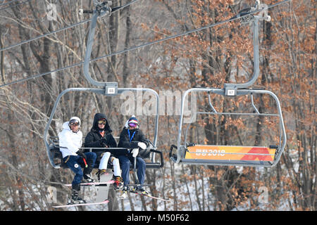 Pyeongchang, Corée. Feb 20, 2018. Ester Ledecka snowboarder tchèque (centre), de son père, la chanteuse tchèque, Janek Ledecky (à gauche) et sa mère Zuzana Ledecka (à droite) sont vues avant la session de formation du slalom géant parallèle dans le Jeux Olympiques d'hiver de 2018 à Pyeongchang, Corée du Sud, le 20 février 2018. Credit : Michal Kamaryt/CTK Photo/Alamy Live News Banque D'Images