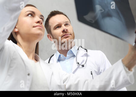 La santé des poumons, les poumons x-ray. Les médecins sont à la recherche à l'x-ray photo. Banque D'Images