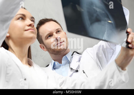 Les médecins sont à la recherche à l'x-ray photo. Banque D'Images