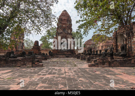 Wat Maha That, un monastère bouddhiste restauré et temple de la ville d'Ayutthaya Historical Park, en Thaïlande. Banque D'Images