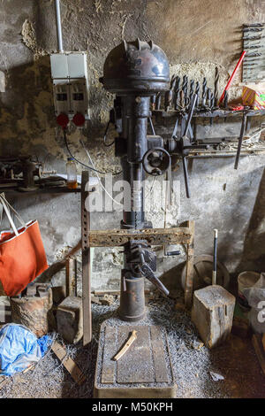 Machine de forage dans un ancien atelier Banque D'Images