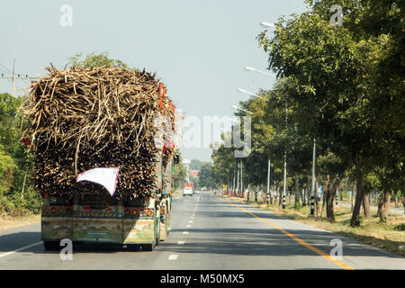 La canne à sucre entièrement chargé camion sur une route en Thaïlande. Banque D'Images