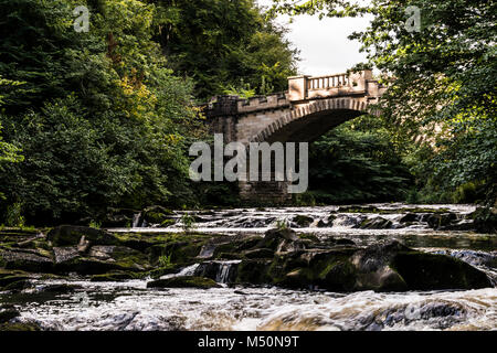 L'Nasmyth et pont enjambant la rivière d'amande dans Almondell et Calderwood Country Park Banque D'Images