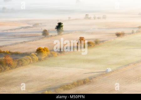 Le brouillard du matin en automne sur un paysage agricole Banque D'Images