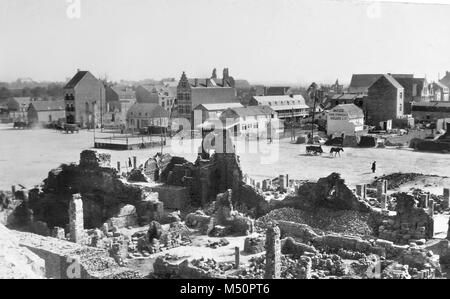 La dévastation de la Première Guerre mondiale à Ypres en Belgique avec montrant les ruines de Cloth Hall Banque D'Images