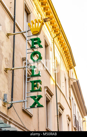 RAVENNA, ITALIE - février 15, 2018 : le logo Rolex de la boutique de la rue. Apple a vendu plus de montres Rolex Banque D'Images