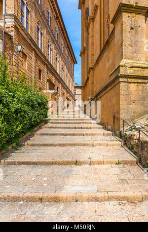 Escalier entre les maisons dans une ville Banque D'Images