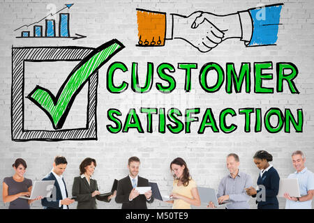 Groupe de personnes debout devant le concept de l'Enquête de Satisfaction Client Banque D'Images