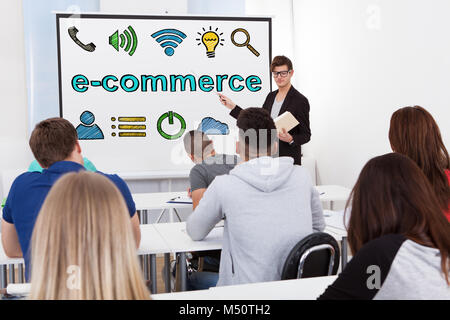 Homme donnant à l'Ecommerce Online Shopping Concept Présentation Banque D'Images