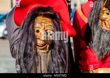 Close-up of two Fasching traditionnel ,carnical, masques à Stuttgart, Allemagne Banque D'Images