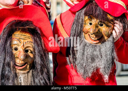 Close-up of two Fasching traditionnel ,carnical, masques à Stuttgart, Allemagne Banque D'Images