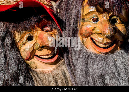 Close-up of two Fasching traditionnel ,carnical, masques à Stuttgart, Allemagne Banque D'Images