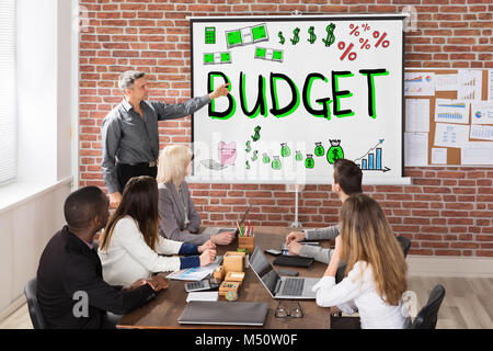 Groupe de personnes à la présentation du budget et des finances Banque D'Images