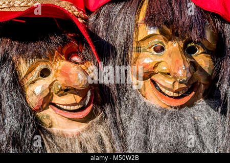 Close-up of two Fasching traditionnel ,carnical, masques à Stuttgart, Allemagne Banque D'Images