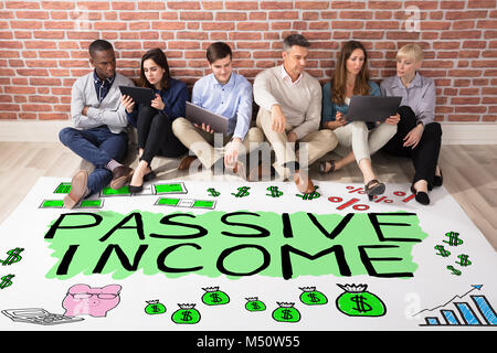 Groupe de personnes à revenu passif au texte sur marbre Banque D'Images