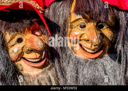 Close-up of two Fasching traditionnel ,carnical, masques à Stuttgart, Allemagne Banque D'Images