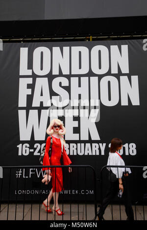 Poupée en plastique comme femme à la London Fashion week Février 2018 avec logo, marque lettrage et date Banque D'Images