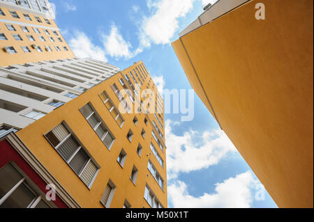 Prise de vue au grand angle de nouveaux immeubles résidentiels Banque D'Images