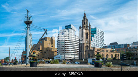 Église Notre Dame et Saint Nicolas, Liverpool, l'église paroissiale de Liverpool en face de bâtiments plus modernes. Banque D'Images