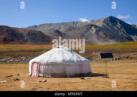 Portable tente ronde mongole traditionnelle ger couvert de couverture extérieure blanche powered par panneau solaire en montagnes de l'Altaï de Mongolie occidentale Banque D'Images
