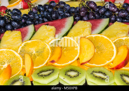 Ou l'architecture des compositions de fruits frais coupés pour les buffets d'été typique. fruits de Sicile, rafraîchissant et sain. Banque D'Images