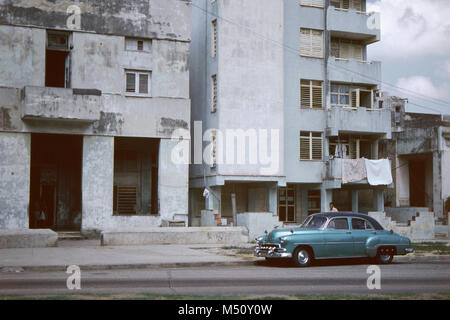 Une vieille voiture américaine classique en face d'une maison d'habitation à La Havane, Cuba. En raison de l'embargo. Nous cubains ont été repose leurs vieilles voitures classiques Banque D'Images