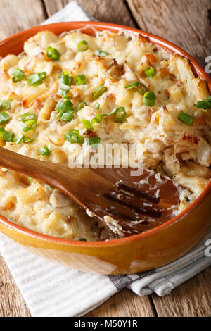 Une cuisine portugaise : Bacalhau com natas dans un plat allant au four, gros plan sur une table verticale. Banque D'Images