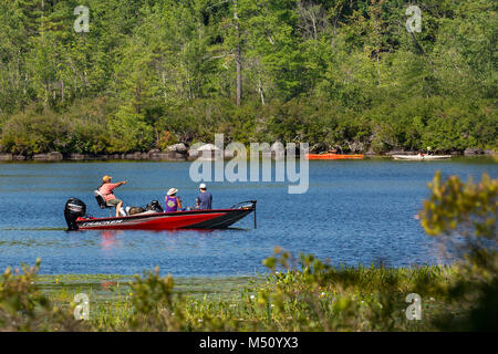 Les familles s'engagent dans la navigation de plaisance et pêche kayak sur Squam Lake dans la région de Campton, NH, USA. Banque D'Images