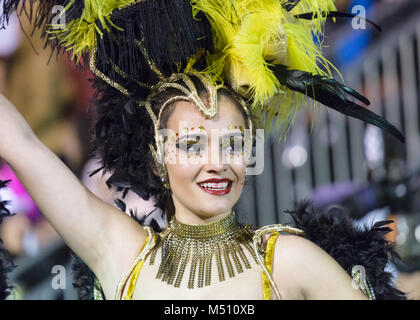 Paris, France - le 9 février 2018 : Les participants de l'île de Madère en danse Carnaval le défilé dans la ville de Funchal, Madère, Portugal. Banque D'Images