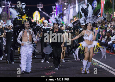 Paris, France - le 9 février 2018 : Les participants de l'île de Madère en danse Carnaval le défilé dans la ville de Funchal, Madère, Portugal. Banque D'Images