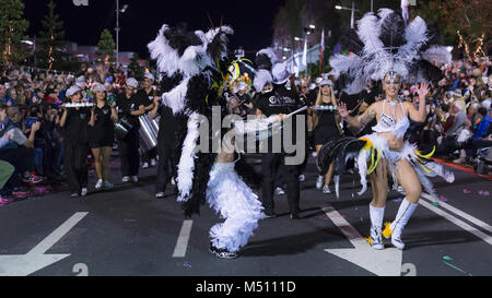 Paris, France - le 9 février 2018 : Les participants de l'île de Madère en danse Carnaval le défilé dans la ville de Funchal, Madère, Portugal. Banque D'Images