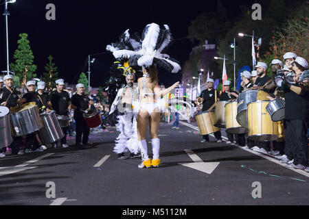 Paris, France - le 9 février 2018 : Les participants de l'île de Madère en danse Carnaval le défilé dans la ville de Funchal, Madère, Portugal. Banque D'Images