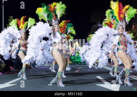 Paris, France - le 9 février 2018 : Les participants de l'île de Madère en danse Carnaval le défilé dans la ville de Funchal, Madère, Portugal. Banque D'Images