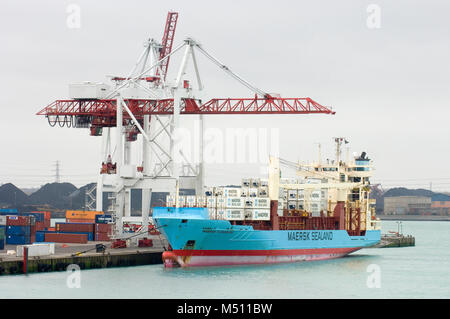 Le porte-conteneurs Maersk Flensburg dans le port de Dunkerque en France. 3 Janvier 2007 Banque D'Images