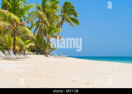 Belle plage avec transats, palmiers, ciel bleu et l'eau turquoise, la République dominicaine, Samana, petite île dans la mer des Caraïbes Banque D'Images