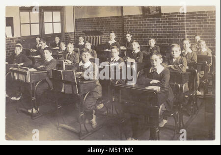 Carte postale édouardienne de classe de l'école secondaire, les garçons posté par l'un d'entre eux(appelé Teddie) à sa tante, publié le 19 janvier 1909, N. Londres, au Royaume-Uni. Banque D'Images